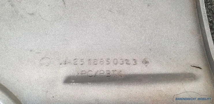 afdekkap-trekhaak-gat-bumper-w251-r-klasse-mercedes-a2518850323-723u-origineel-gebruikt-2006-2012 — foto 4