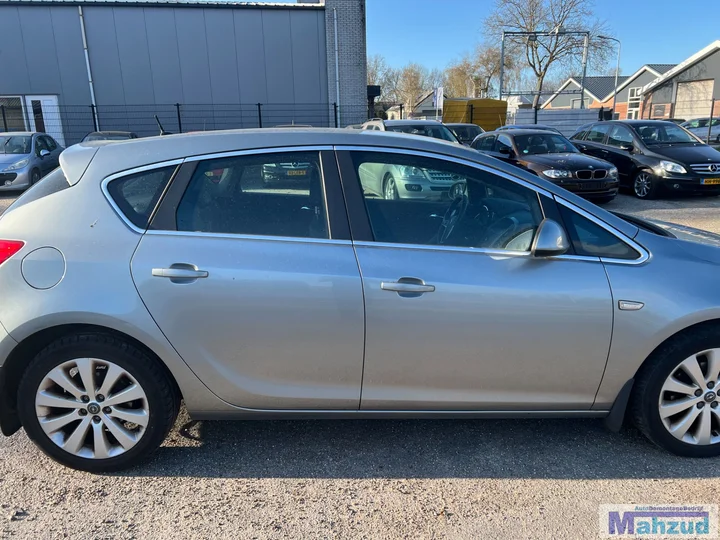 2011-opel-astra-j-16-a16xer-z179-grijs-demontage-hatchback — foto 8