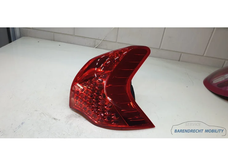 LED-Rückleuchte rechts Peugeot 3008 9683460780 Beifahrerseite außen Original gebraucht