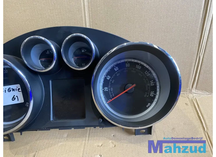 opel-insignia-a-teller-kilometer-365903926-achd-engels