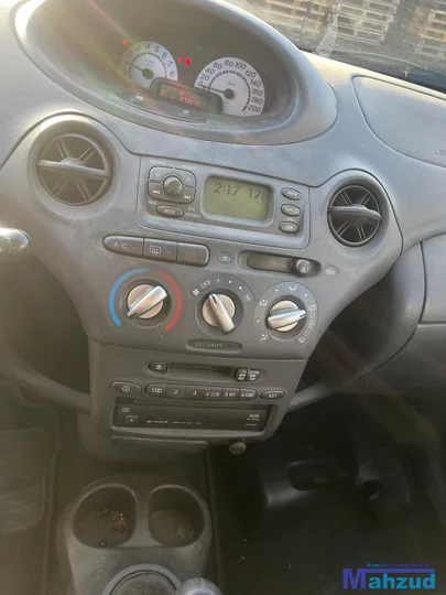 toyota-yaris-p1-dashboard-kast-delen-onderdelen — foto 4