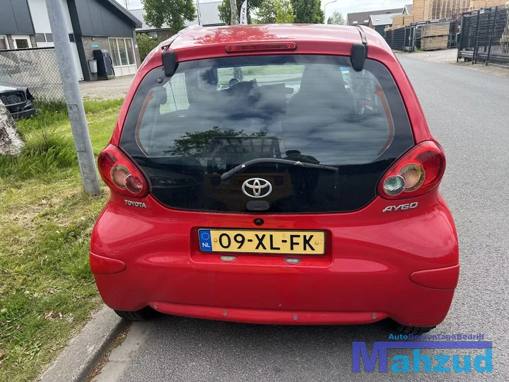 2007-toyota-aygo-10-1krfe-rood-3p0-onderdelen-velgen-motor — foto 5