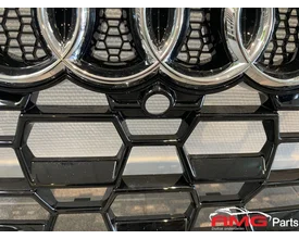 audi-rsq3-83f-embleem-grille-hoogglans-zwart-83a853651d — foto 4