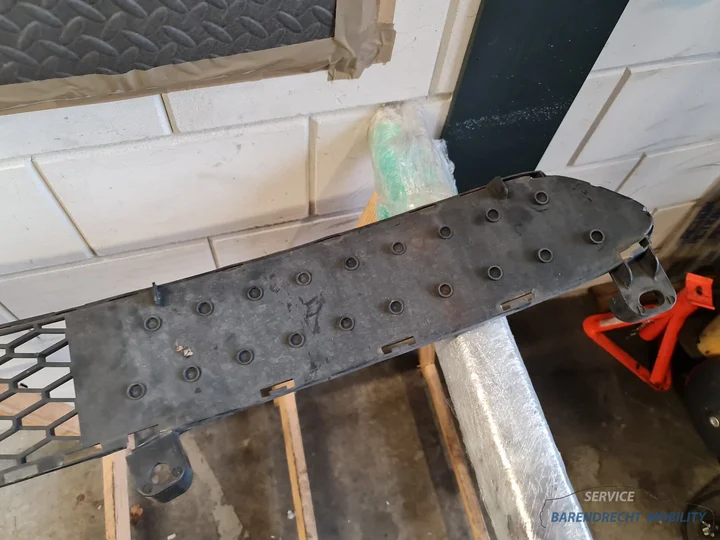 bumpergrille-toyota-aygo-i-zwart-531120h010-onderkant-origineel-nette-staat-gebruikt-2006-2009 — foto 5