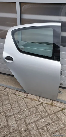 portier-ra-aygo-toyota-rechts-achter-671130h010-ktb-passagierskant-zilver-origineel-gebruikt-2005-2014 — foto 2