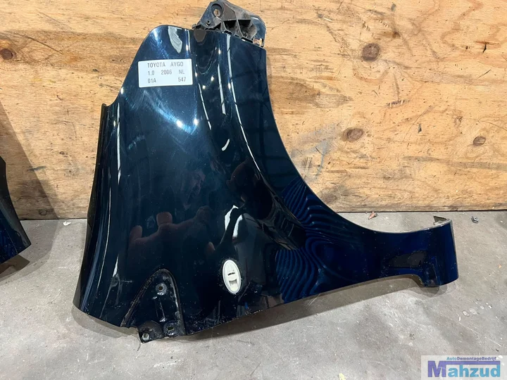 toyota-aygo-01a-zwart-voorscherm-linksvoor-20052014