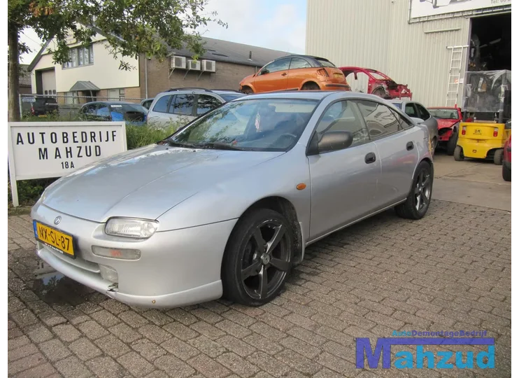 MAZDA 323 GRIJS INTERIEUR 5 DEURS COMPLEET
