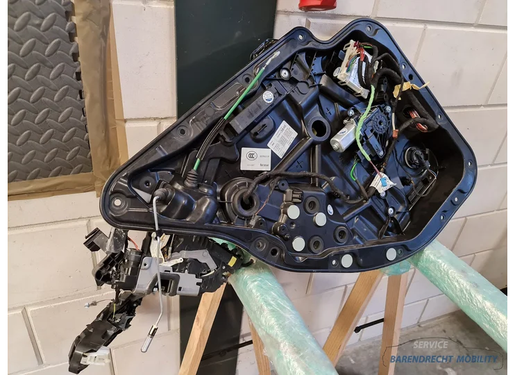 mercedes-w213-e-klasse-sedan-raam-mechanisme-motor-ruit-slot-mechaniek-module-links-achter-la-a2139004709-origineel-nette-staat-gebruikt-2016-2017-2018-2019-2020-2021-barendrecht-mobility-service