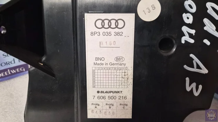 audi-a3-8p1-subwoofer-8p3035382 — foto 2