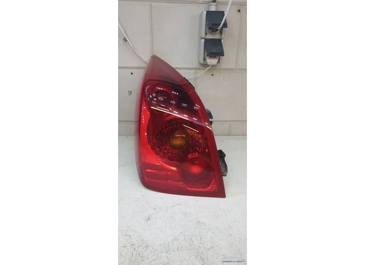 Achterlicht links Primera Nissan hatchback 26555AU210 bestuurderskant orgineel gebruikt 2002 / 2005