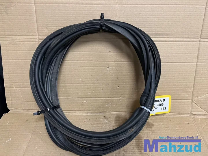 opel-corsa-d-achterklep-rubber-20062015 — foto 2