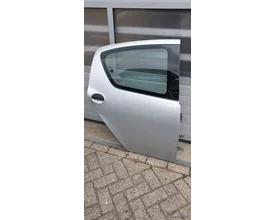 portier-ra-aygo-toyota-rechts-achter-671130h010-ktb-passagierskant-zilver-origineel-gebruikt-2005-2014
