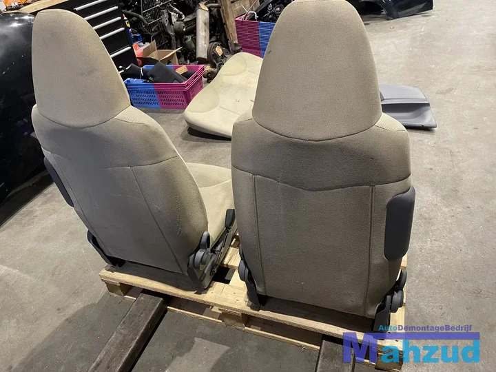 peugeot-107-geel-compleet-interieur-voorstoelen-achterbank — foto 4