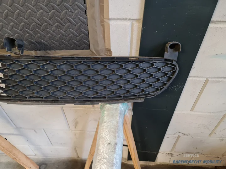 bumpergrille-toyota-aygo-i-zwart-531120h010-onderkant-origineel-nette-staat-gebruikt-2006-2009 — foto 2