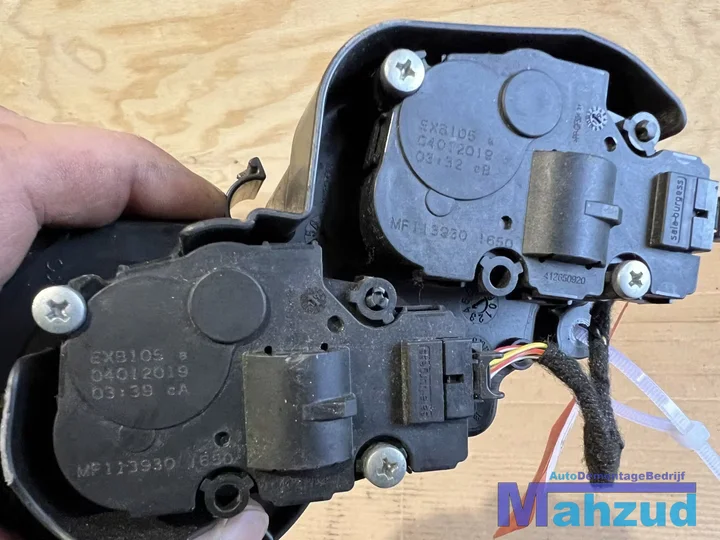 land-rover-discovery-5-l462-kachelklep-stelmotor-2017 — foto 2