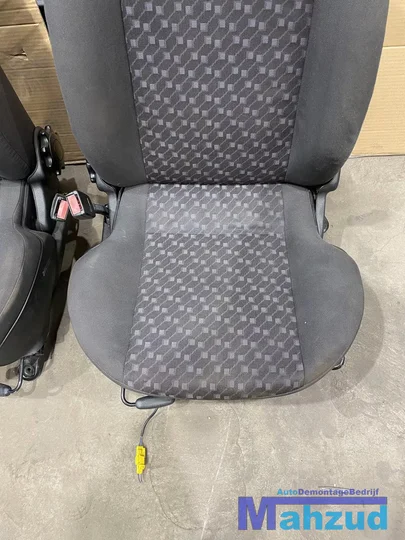 ford-fiesta-4-voorstoelen-bestuurdersstoel-bijrijdersstoel — foto 3