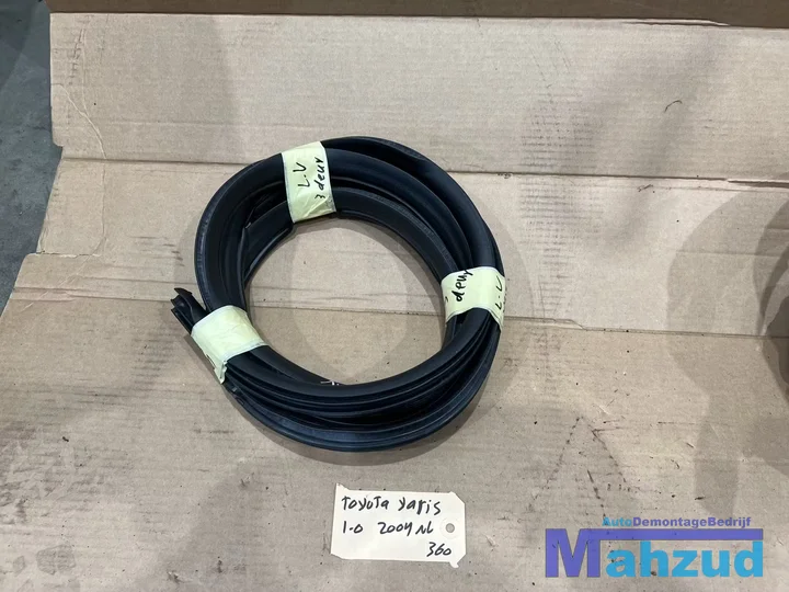toyota-yaris-p1-linker-deur-rubber-3-deurs-19992005 — foto 2