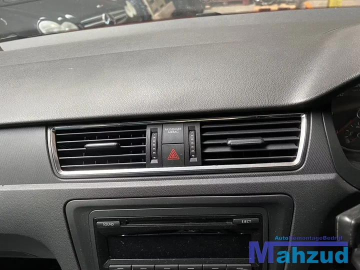 seat-toledo-4-luchtrooster-midden-20122019