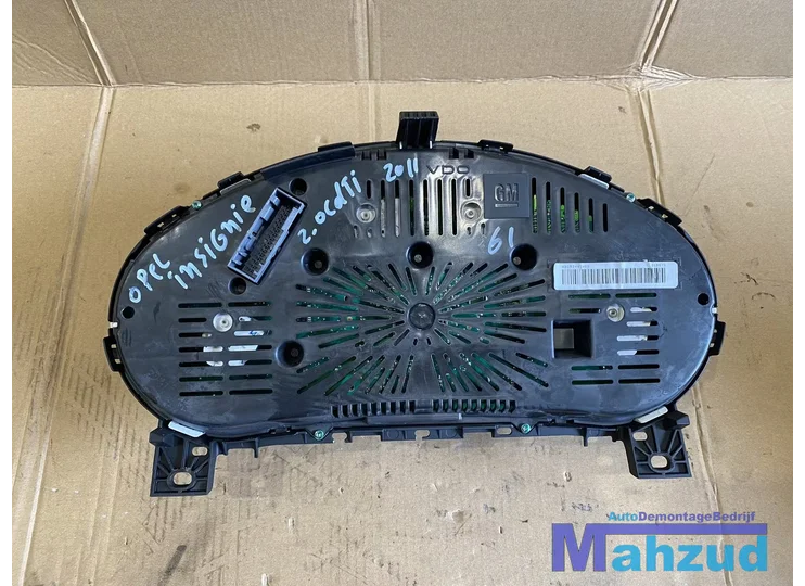 opel-insignia-a-teller-kilometer-365903926-achd-engels