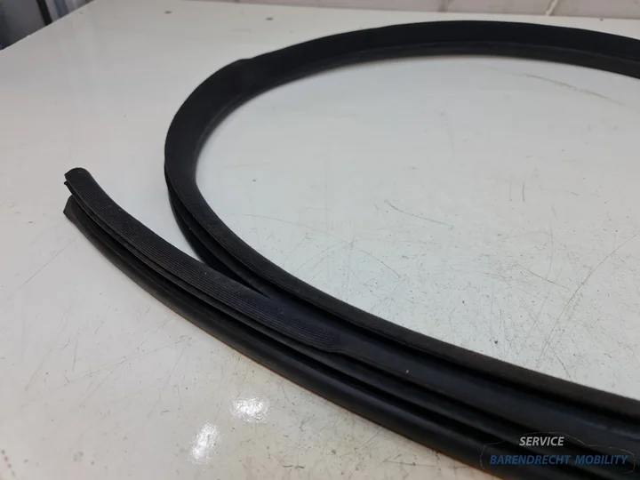 deurrubber-links-bestuurderskant-mercedes-clk-w209-portierrubber-portier-deur-rubber-origineel-gebruikt-2001-2009 — foto 9