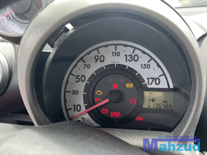 2007-toyota-aygo-10-1krfe-rood-3p0-onderdelen-velgen-motor — foto 13