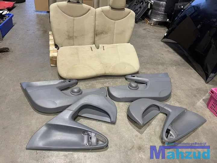 peugeot-107-geel-compleet-interieur-voorstoelen-achterbank — foto 6