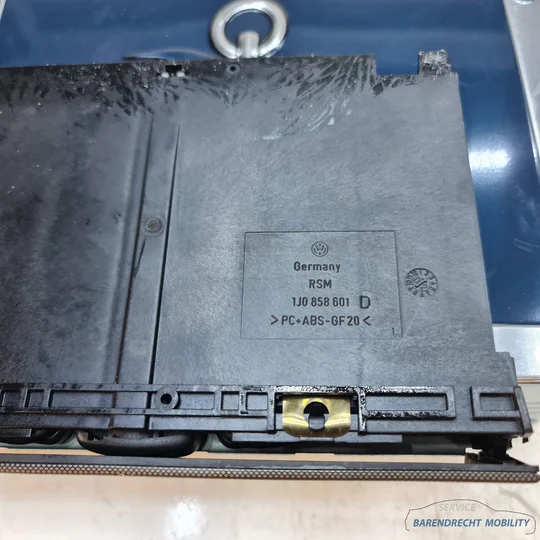 vw-golf-iv-bora-bekerhouder-1j0858601d-nieuw-model-cupholder-grijs-zilver-aluminium-1998-1999-2000-2001-2002-2003-2004-gebruikt-barendrecht-mobility-service — foto 7