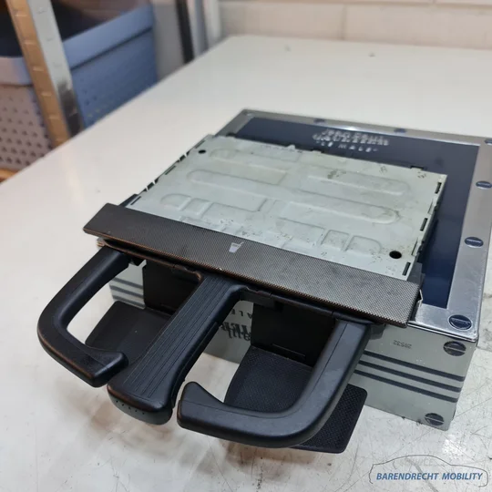 vw-golf-iv-bora-bekerhouder-1j0858601d-nieuw-model-cupholder-grijs-zilver-aluminium-1998-1999-2000-2001-2002-2003-2004-gebruikt-barendrecht-mobility-service — foto 3