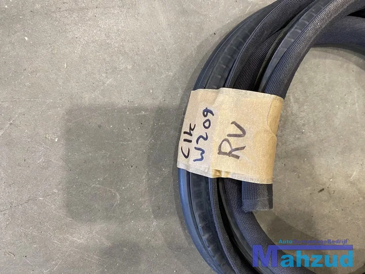 mercedes-clk-w209-deurrubber-portiersrubber-links-rechts — foto 3