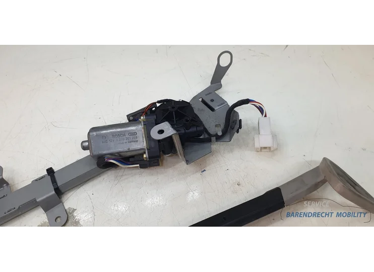 mercedes-w209-c209-clk-gordel-aangever-gordelaangever-rechts-voor-rv-a2038600282-origineel-nette-staat-gebruikt-passagierskant-2002-2003-2004-2005-2006-2007-2008-2009-barendrecht-mobility-service