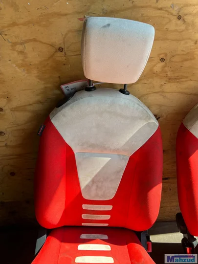 ford-ka-2-rood-interieur-stoel-achterbank-deurpaneel — foto 5