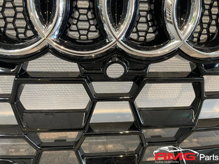 audi-rsq3-83f-embleem-grille-hoogglans-zwart-83a853651d — foto 4