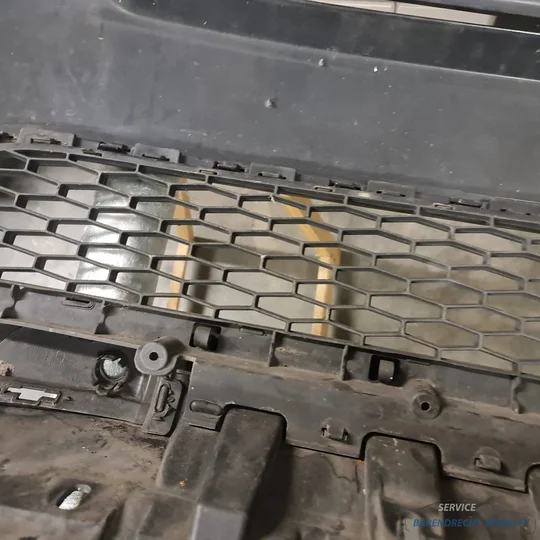 landrover-discovery-sport-voorbumper-voor-bumper-zwart-met-origineel-goede-staat-gebruikt-grill-bumpergrill-grille-2014-2015-2016-2017-2018-2019-2020-barendrecht-mobility-service — foto 37