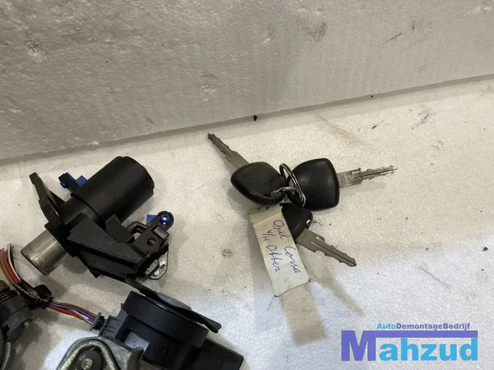 opel-corsa-b-contact-slot-set-met-3-sleutels-19941999 — foto 2