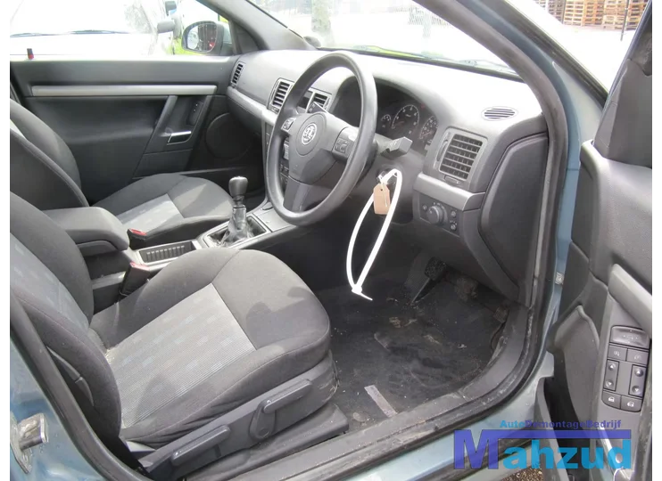 opel-vectra-c-sedan-interieur-zwart-grijs-stof