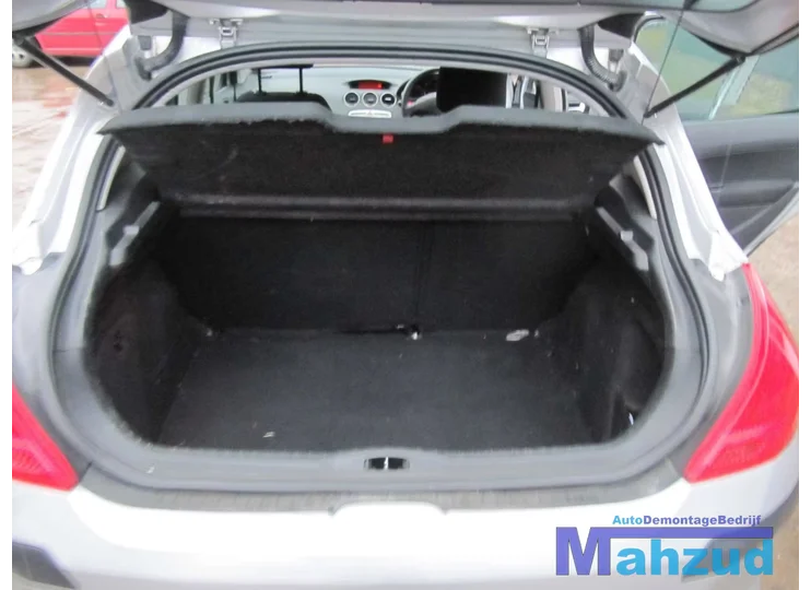 peugeot-308-zwart-grijs-interieur-5-deurs-compleet