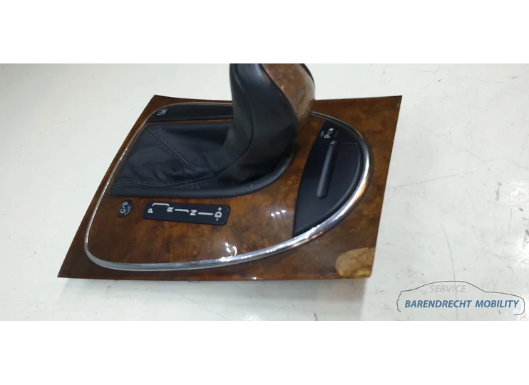 mercedes-w211-s211-e-klasse-elegance-pook-knop-pookknop-a2112671110-zwart-bruin-houten-inleg-origineel-nette-staat-gebruikt-versnellingspookknop-schakelpookknop-schakelen-2002-2003-2004-2005-2006-2007-2008-2009-barendrecht-mobility-service