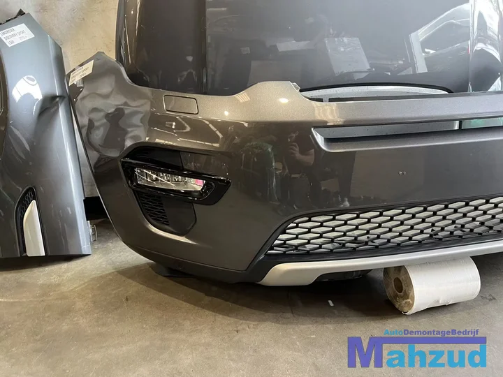landrover-discovery-sport-l550-grijs-voorkop-2015 — foto 2