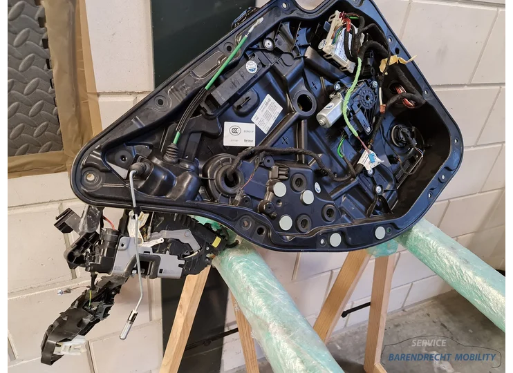 mercedes-w213-e-klasse-sedan-raam-mechanisme-motor-ruit-slot-mechaniek-module-links-achter-la-a2139004709-origineel-nette-staat-gebruikt-2016-2017-2018-2019-2020-2021-barendrecht-mobility-service