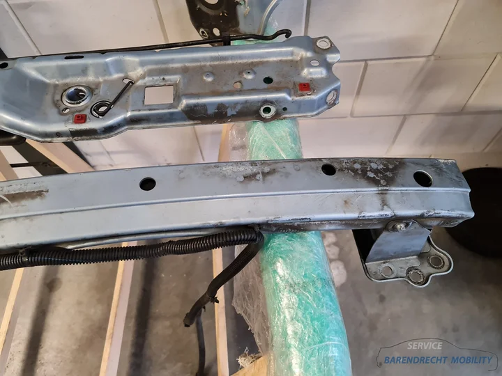 voorfront-opel-tigra-b-tt-twintop-voor-front-bumperbalk-slotplaat-koplamphouder-09114128-origineel-gebruikt-2004-2010 — foto 7