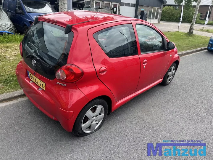 2007-toyota-aygo-10-1krfe-rood-3p0-onderdelen-velgen-motor — foto 6