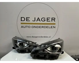 toyota-yaris-3-facelift-koplamp-set-links-en-rechts-2014