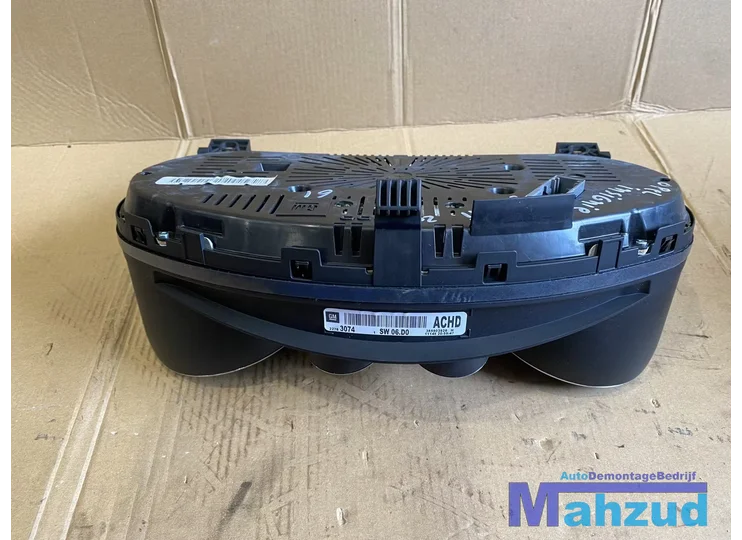 opel-insignia-a-teller-kilometer-365903926-achd-engels