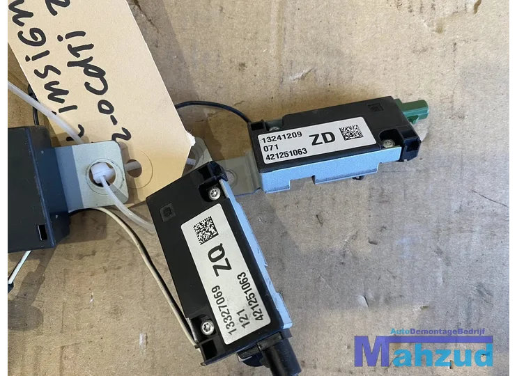 opel-insignia-a-antenne-versterker-13327068-13327069