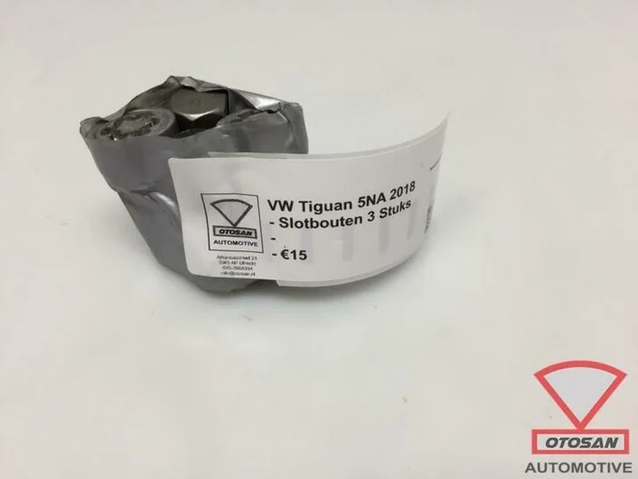 vw-tiguan-5na-2018-slotbouten-3-stuks-incompleet
