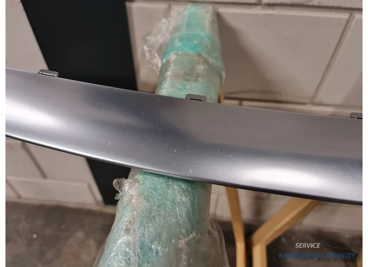 mercedes-w213-amg-63s-e-klasse-sedan-voorbumper-lip-voorbumper-voor-bumper-spoiler-beschermstrip-beschermlijst-a2138853800-zilver-grijs-origineel-goede-staat-gebruikt-2006-2007-2008-2009-2010-2011-2012-2013-2014-2015-barendrecht-mobility-service