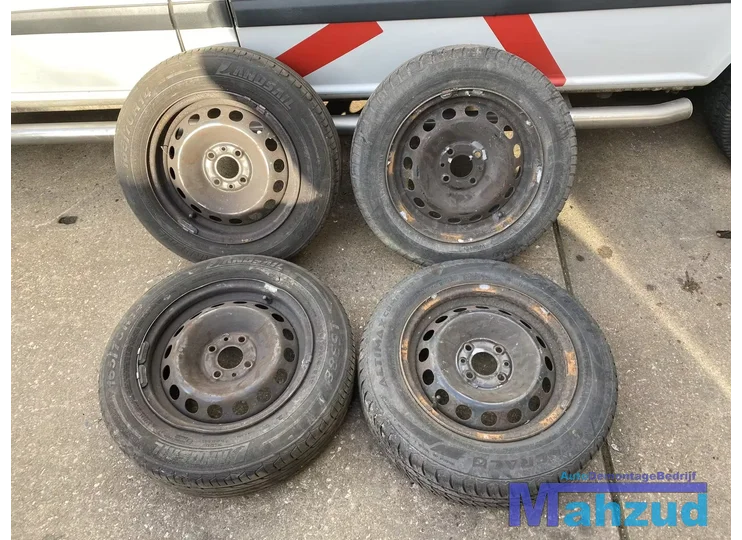 Fiat punto banden en stalen velgen set 4x98 14 inc