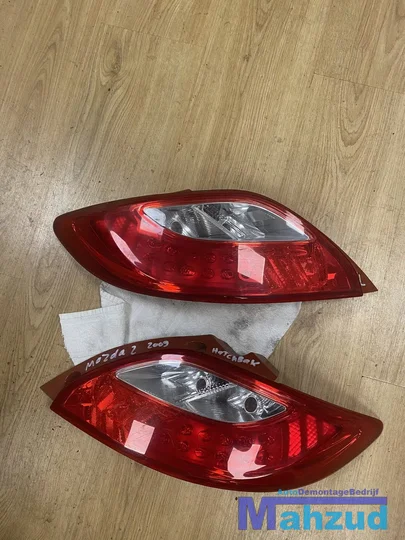 2009-mazda-2-hatchback-achterlicht-set-links-rechts — foto 2