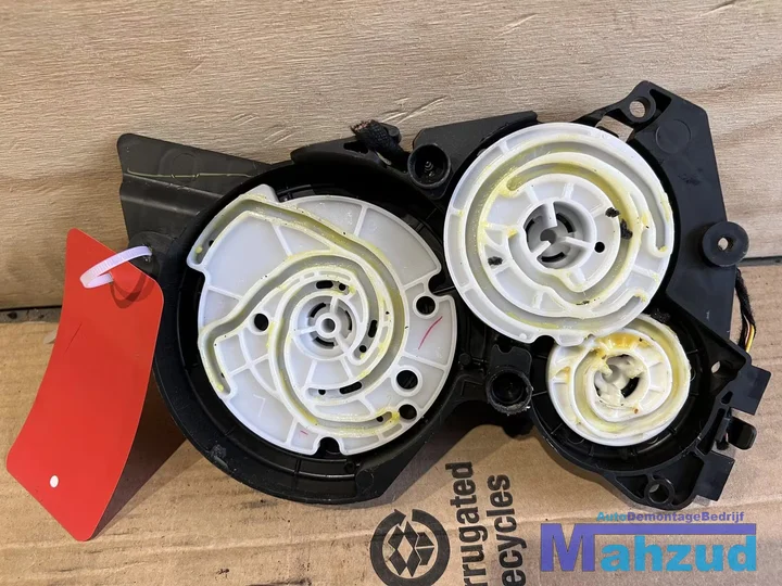 land-rover-discovery-5-l462-kachelklep-stelmotor-2017 — foto 3