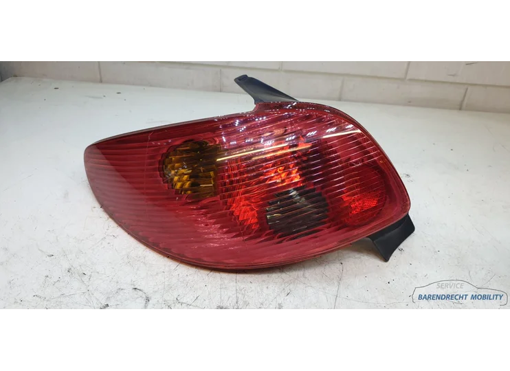 Feu arrière gauche d'origine pour Peugeot 206 HB restylée (ZGAN), côté conducteur, d'occasion (2006/2008).